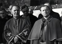 Przyszły arcybiskup Jerzy Stroba (z prawej) razem z biskupem Herbertem Bednorzem (źródło: Archiwum Archidiecezjalne w Katowicach, 054-02297)