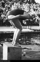Ilse Boll na starcie wyścigu pływackiego na 200 m stylem klasycznym, l. 30. XX w.