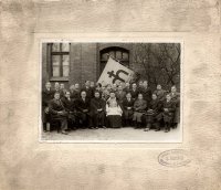 Członkowie Sodalicji Mariańskiej w Załężu w towarzystwie ks. Józefa Kubisa, lata 30. XX w. (źródło: Archiwum Archidiecezji Katowickiej, sygn. 054-06731)