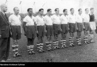 Mecz piłki nożnej między reprezentacjami Polski i Jugosławii; pierwszy z lewej Zygmunt Alfus