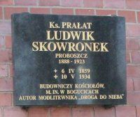 Tablica nagrobna ks. Ludwika Skowronka na kaplicy cmentarnej