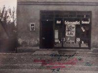Witryna jednego ze sklepów przy obecnej ul. 1 Maja, 1940