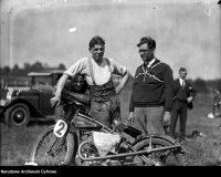 Wincenty Karuga (z prawej) przy motocyklu Rudge
