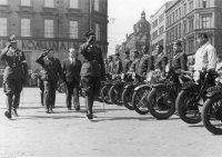 Pułkownik Józef Giza wraz z osobami towarzyszącymi dokonuje przeglądu motocykli na katowickim rynku