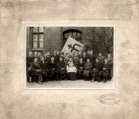 Członkowie Sodalicji Mariańskiej w Załężu w towarzystwie ks. Józefa Kubisa, lata 30. XX w. (źródło: AKAD sygn. 054-06731)