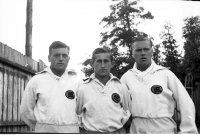 Katowiccy pływacy na zawodach w Krakowie, l. 30. XX w. Stoją od lewej Joachim Karliczek, Helmut Barysz (Barisch) i G. Karliczek