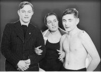 Pływacy – od prawej: Jan Nogaj, Burketówna i Jan Jędrysik